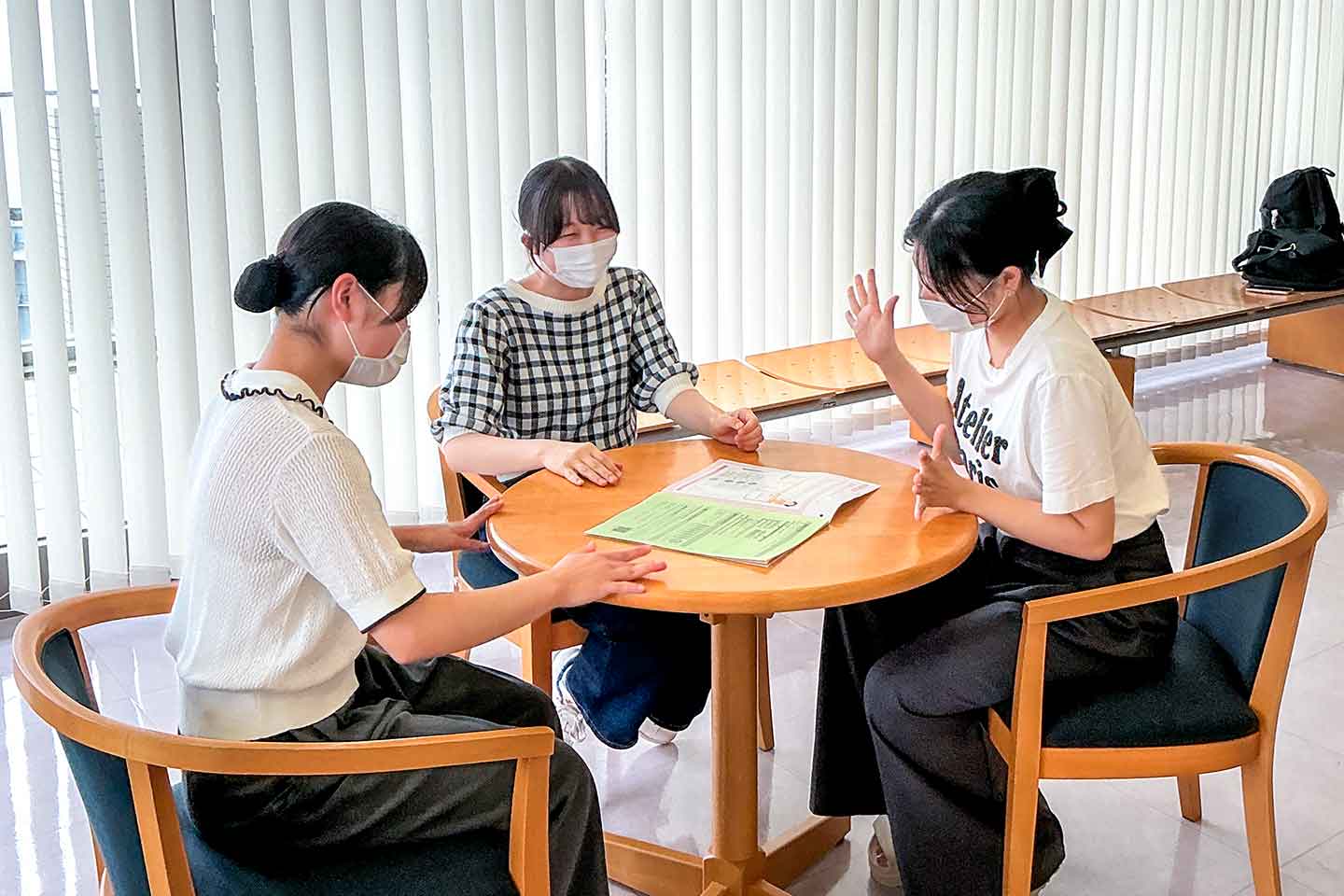生徒が談笑する様子